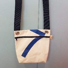 Charger l&#39;image dans la galerie, Mini sac - Produit en voile de bateau recyclée