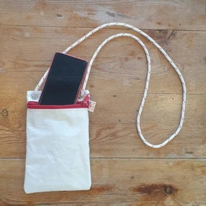 Pochette téléphone bandoulière- Produit en voile de bateau recyclée